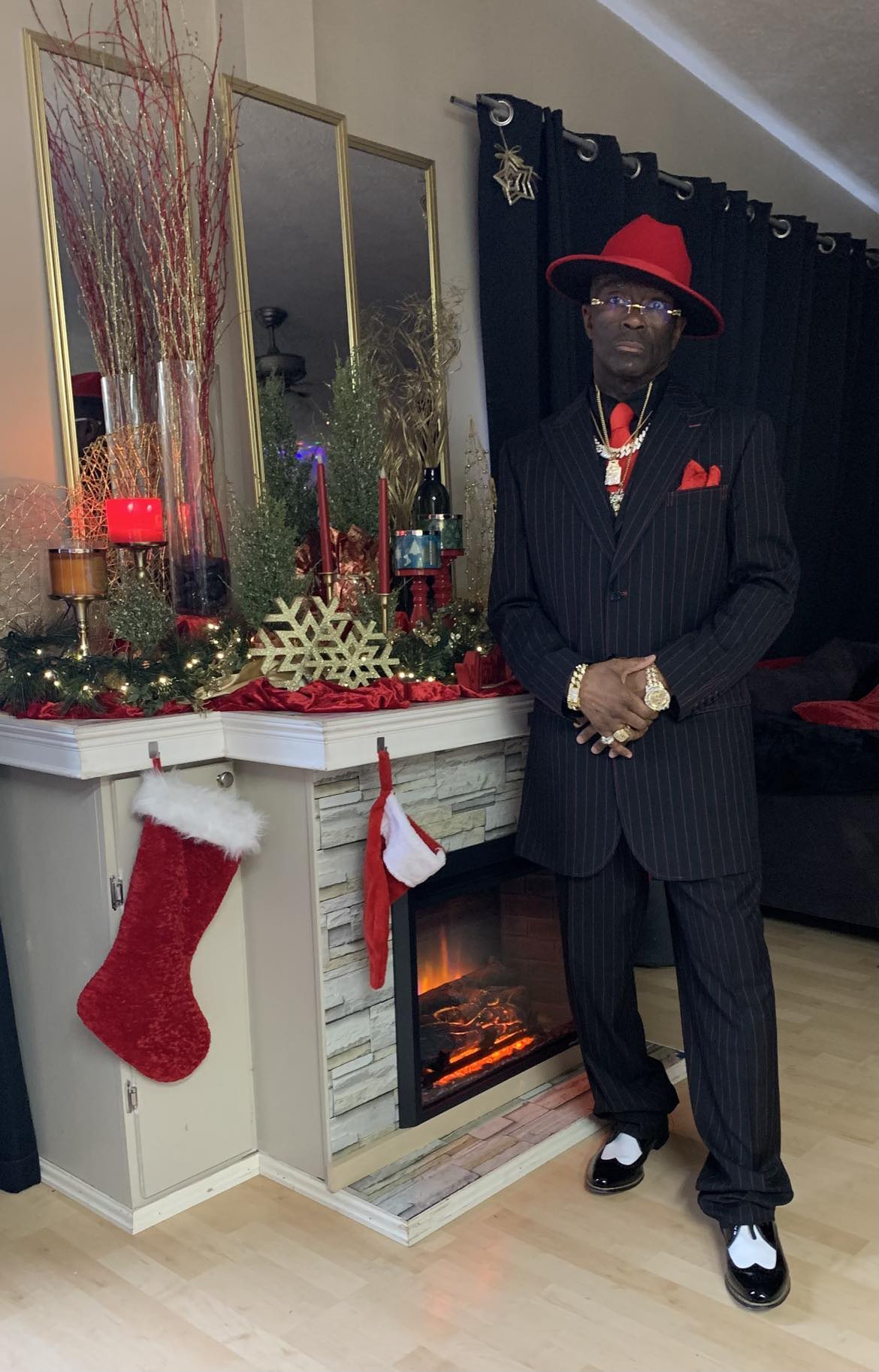 Mens 3 Button Vested Wide Peak Lapel 1920's Gangster Pinstripe Suit in Black/Red